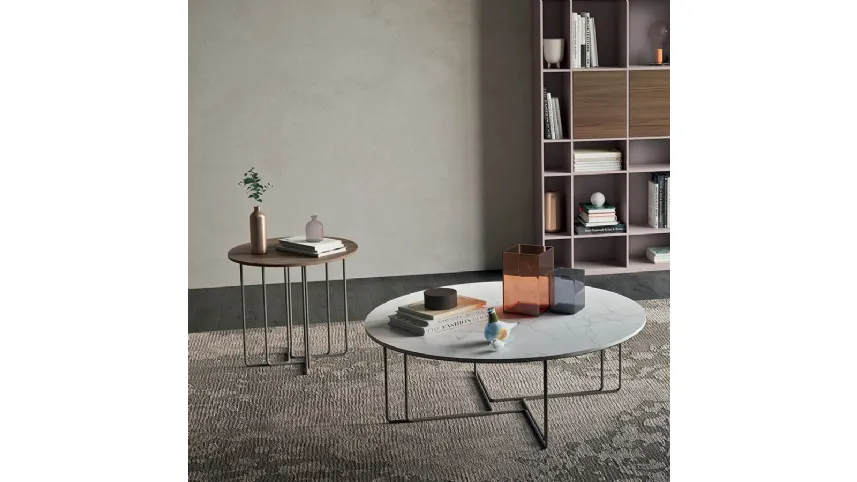 Tavolino con piano in marmo grigio e con basamento finitura brunito Aster 01 di Orme