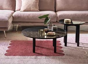 Tavolino rotondo con struttura in legno di frassino laccato, ii top è realizzato in due diversi materiali abbinati Bam 02 di Calligaris