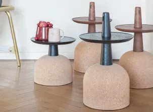 Tavolino Assemblage in legno massello con base in sughero di Bonaldo