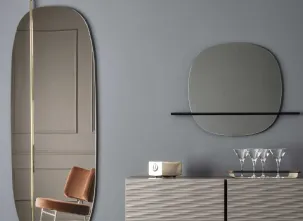 Specchio realizzato con elemento decorativo in metallo Vanity di Calligaris