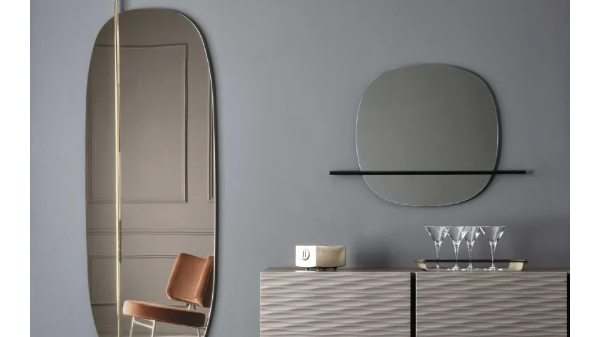 Specchio realizzato con elemento decorativo in metallo Vanity di Calligaris