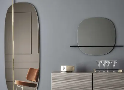 Specchio realizzato con elemento decorativo in metallo Vanity di Calligaris