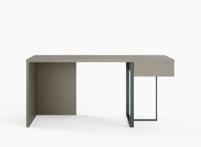 Scrittoio free standing Desk in laccato opaco con gambe in metallo di Novamobili