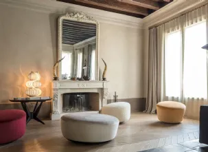 Pouf oscillanti in tessuto con basamento in legno rivestito in panno antirumore Gigio&Gigione di Mogg