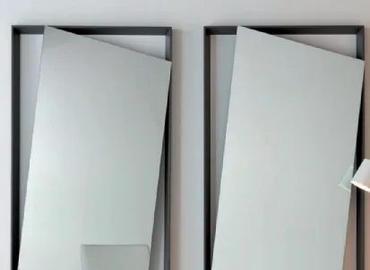 Specchio con cornice in legno di design Hang Up di Bonaldo