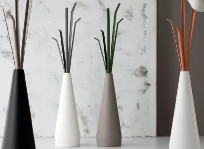 Appendiabiti Kadou con le sembianze di un vaso di fiori con base in polietilene e rami in metallo di Bonaldo