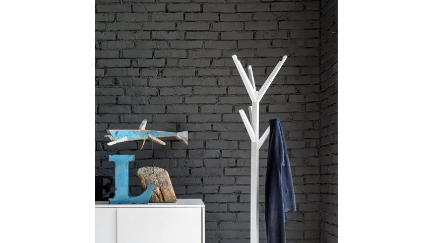 Appendiabilti dalla struttura in legno massello Memorabilia di Calligaris