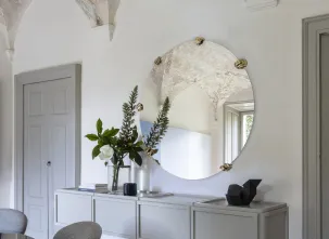 Specchio da parete con mani decorative in fusione di ottone Selfie di Mogg