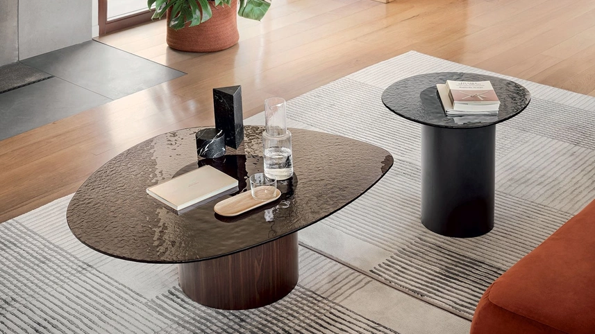 Tavolino con top in vetro temprato e basamento cilindrico in legno Mushroom di Calligaris