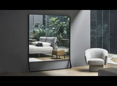 Specchio Narciso con cornice in metallo di Bonaldo