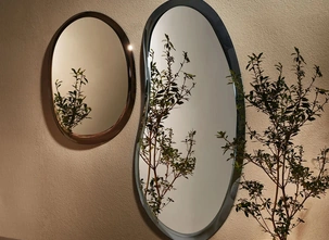 Specchio Pangea con cornice in vetro di Nature Design