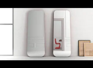 Specchio moderno da terra Obel con struttura in legno di Bonaldo