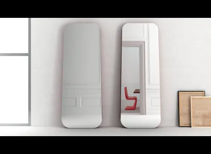 Specchio moderno da terra Obel con struttura in legno di Bonaldo