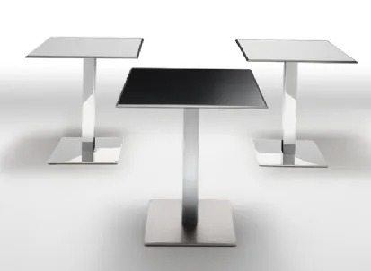 Tavolino Plano Table con piano in laminato e base in acciaio cromato di Infiniti