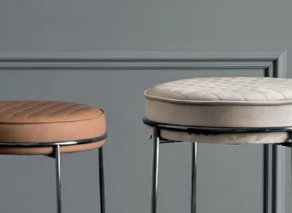 Pouf Atollo in tessuto imbottito e trapuntato con base in metallo di Calligaris