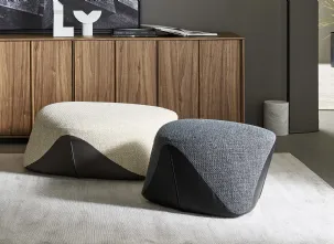 Pouf dalla forma irregolare rivestiti in tessuto e pelle Seki di Bonaldo