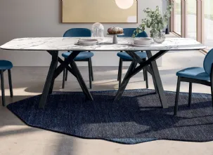 Tappeto a due colori con forma irregolare che ricorda una roccia Roche di Calligaris