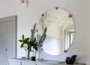 Specchio di design con finiture in ottone Selfie di Mogg
