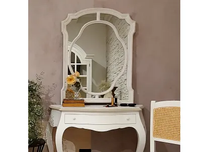 Specchio sagomato Febe in agglomerato, finitura White Vintage lavorato a mano di Dialma Brown