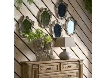 Specchio sagomato Juventas con cornice in alluminio fuso a terra color Antique Brass, lavorato a mano di Dialma Brown