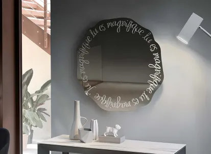 Specchio sagomato con serigrafia Magnifique di Riflessi