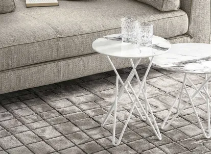 Tavolino rotondo in ceramica effetto marmo con base in metallo Stellar di Calligaris