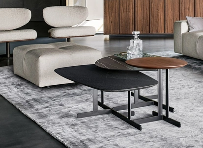 Tavolini sovrapponibili Kumo in legno o marmo di Bonaldo