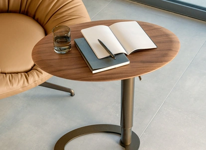 Tavolino ad altezza regolabile Tek con piano in legno di Riflessi