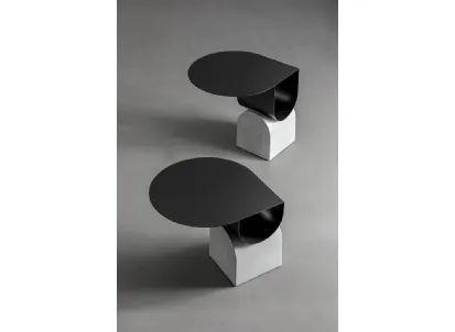 Tavolino Vague coffee table in metallo con base in cemento di Bonaldo
