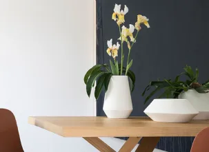 Vaso moderno in ceramica Trio di Calligaris
