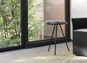 Tavolino sagomato con top in legno e gambe in metallo Tweet 01 di Calligaris