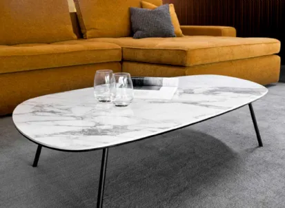 Tavolino sagomato con piano in ceramica effetto marmo Tweet 02 di Calligaris