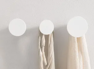 Appendiabiti dal design minimale in laccato bianco Wall-Up di Caos Creativo by Rossi&Co