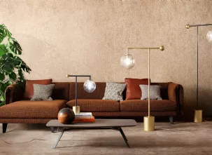 Lampada da terra e da tavolo costituita da una base e una sfera in ottone, uno stelo sottile in metallo finitura piombo o bronzo con paralume in vetro trasparente Bardot di Bonaldo