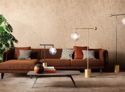 Lampada da terra e da tavolo costituita da una base e una sfera in ottone, uno stelo sottile in metallo finitura piombo o bronzo con paralume in vetro trasparente Bardot di Bonaldo