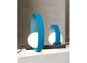 Lampada Bubble Duo DT da Tavolo formata da due anelli metallici di diversa dimensione e da due bulbi in vetro bianco satinato di Riflessi