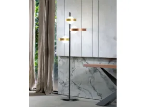 Lampada da terra Bubble PT formata da tre anelli in metallo verniciato e tre bulbi in vetro bianco satinato di Riflessi