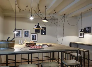 Lampada da terra di design in metallo nero con appendimento dei punti luce a soffitto Cerberina di Moog