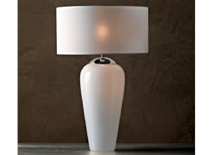 Lampada Diva da tavolo con vaso in vetro bianco e argento e paralume in tessuto bianco di Le Fablier