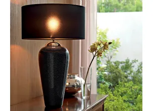 Lampada da tavolo Diva Noir con vaso in vetro nero e paralume in tessuto di Le Fablier