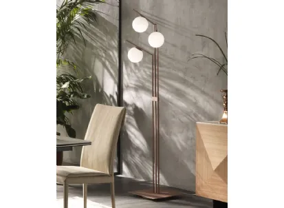 Lampada Dodo PT da Terra formata da  aste metalliche verniciate e tre bulbi in vetro bianco satinato di Riflessi