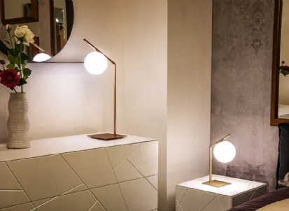 Lampada Dodo da Tavolo in metallo con bulbo in vetro bianco satinato di Riflessi