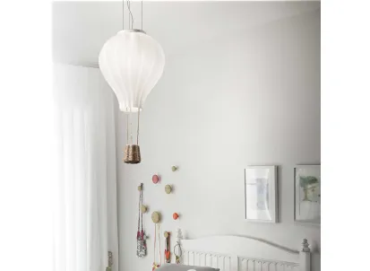 Lampada a sospensione che ricorda una mongolfiera Dream Big con diffusore in vetro soffiato bianco acidato e cesto in corda di Ideal Lux