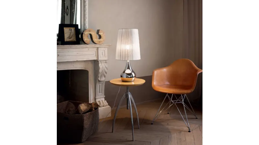 Lampada da tavolo Eternity con base in fusione di metallo finitura cromo con paralume in organza plissettata con riflessi metallizzati di Ideal Lux