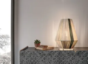 Lampada da tavolo realizzata con un gioco di fili Filò Appoggio di Caos Creativo by Rossi&Co
