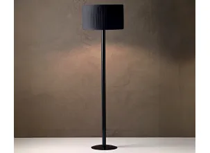 Lampada da terra Matahari con paralume in tessuto e stelo in pirex nero di Le Fablier