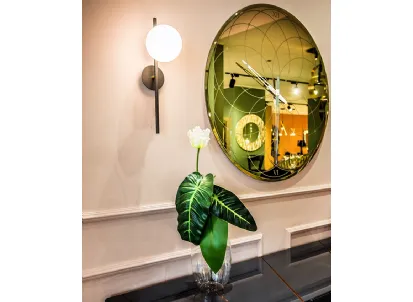 Lampada da parete Meridian Applique in metallo con bulbo in vetro bianco satinato di Riflessi