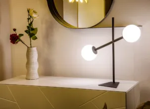 Lampada Meridian da Tavolo in metallo con due bulbi in vetro bianco satinato di Riflessi