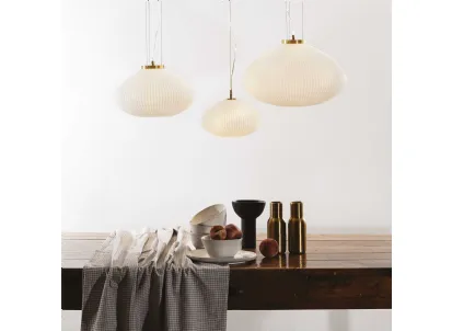 Lampada Plissé in vetro soffiato bianco acidato, con decoro in rilievo di Ideal Lux