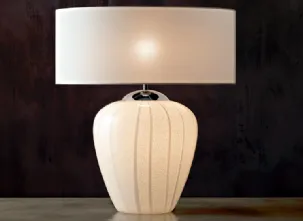 Lampada da tavolo Strip con vaso bianco e argento con colature di vetro e paralume in tessuto bianco di Le Fablier